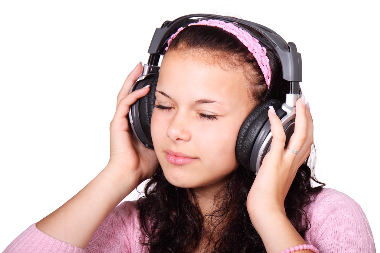 a woman listening to music/Best Soundtracks